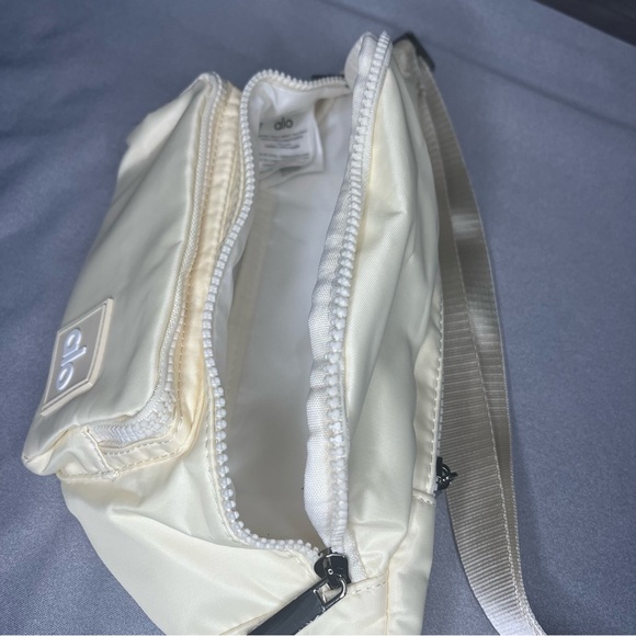 ALO Yoga cream ligth  Belt Bag - Picture 6 of 6